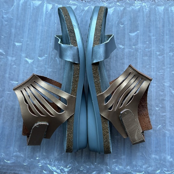 Naot sandals. All leather, back adjustable strapped sandals in silver and gold. - Picture 4 of 7
